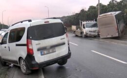Kaza yapanların yardımına koşan sürücü, minibüsün altında kalarak hayatını kaybetti