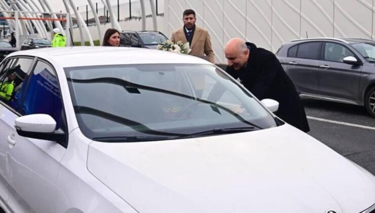 Bakan Karaismailoğlu 10 dakika boyunca gelmesini bekledi! Avrasya Tünel’inden geçen 100 milyonuncu kişiye sürpriz hediye