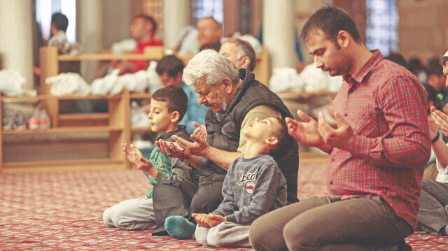 Bu gece Miraç Kandili: Gönüllere merhem olsun