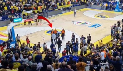 Dünya, Fenerbahçe maçında yaşananları konuşuyor! Hakemler güvenlikten yardım istedi