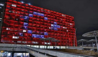 Dünyadan Türkiye’ye dayanışma mesajları yağıyor! Tel Aviv’de belediye binası Türk bayrağıyla aydınlatıldı