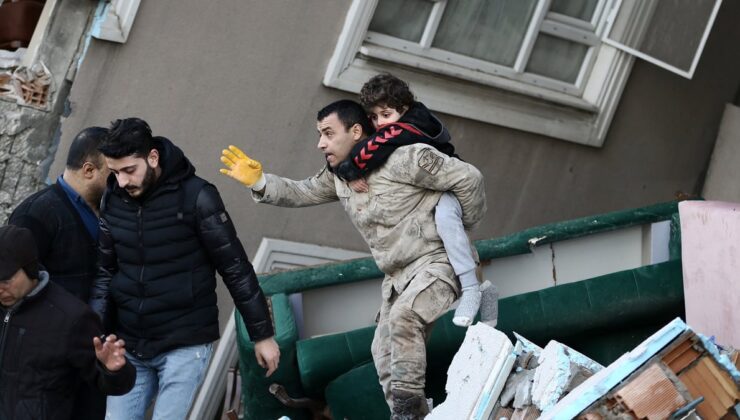 Hatay’da komandolar 8 kişiyi kurtardı