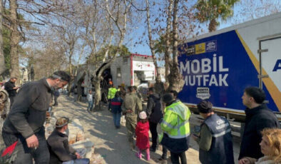 Hatay’da olağanüstü bir çaba harcayan Konya Büyükşehir Belediyesi ekipleri büyük takdir topladı