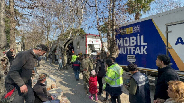 Hatay’da olağanüstü bir çaba harcayan Konya Büyükşehir Belediyesi ekipleri büyük takdir topladı