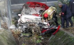 Hurdaya dönen otomobilden burnu bile kanamadan çıktı