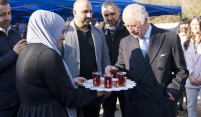 İngiltere Kralı Charles, Londra’da depremzedelere yardım çalışması yapan gönüllüleri ziyaret etti