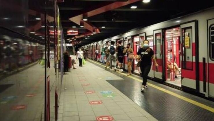 Milano metrosunda skandal! 52 yaşındaki bir kadınla 19 yaşındaki bir erkek cinsel ilişkiye girerken yakalandı