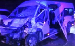 Servis minibüsü saman yüklü kamyonetle çarpıştı: 10 yaralı