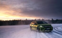 Skoda Enyaq RS iV’den buz üzerinde iki dünya rekoru