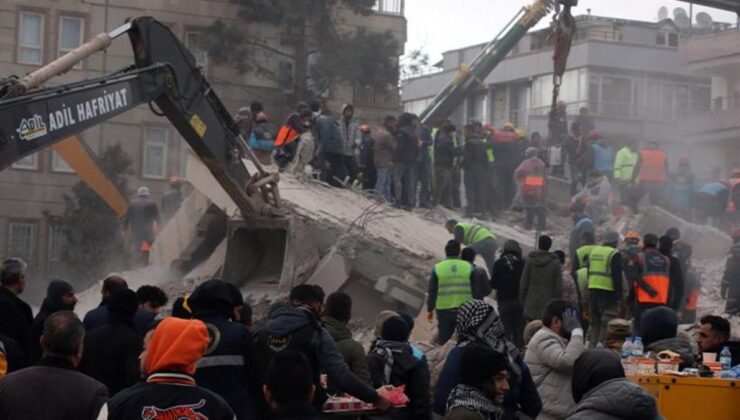 Son Dakika: 10 ili vuran depremde bilanço her geçen dakika ağırlaşıyor! Hayatını kaybedenlerin sayısı 3.703’e yükseldi