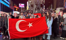 Times Meydanı’nda depremde hayatını kaybedenleri anma etkinliği