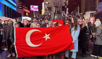 Times Meydanı’nda depremde hayatını kaybedenleri anma etkinliği