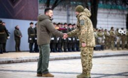 Zelenskiy’den savaşın yıl dönümünde askerlere devlet nişanı