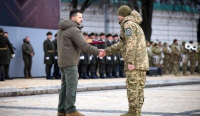 Zelenskiy’den savaşın yıl dönümünde askerlere devlet nişanı