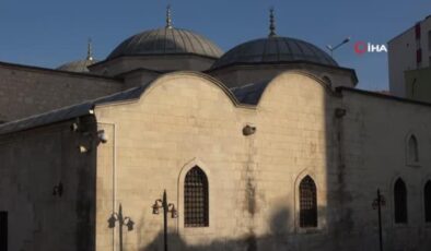 9 asırlık tarihi Ulu Camii adeta depreme meydan okuyor