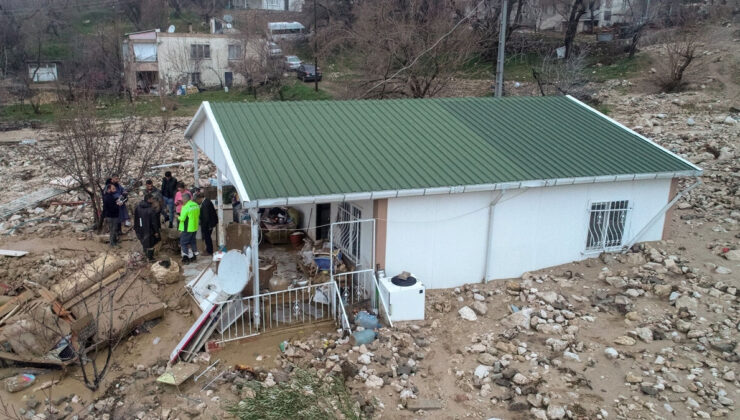 Adıyaman’da depremden kurtulup sığındıkları prefabrik evi sel bastı