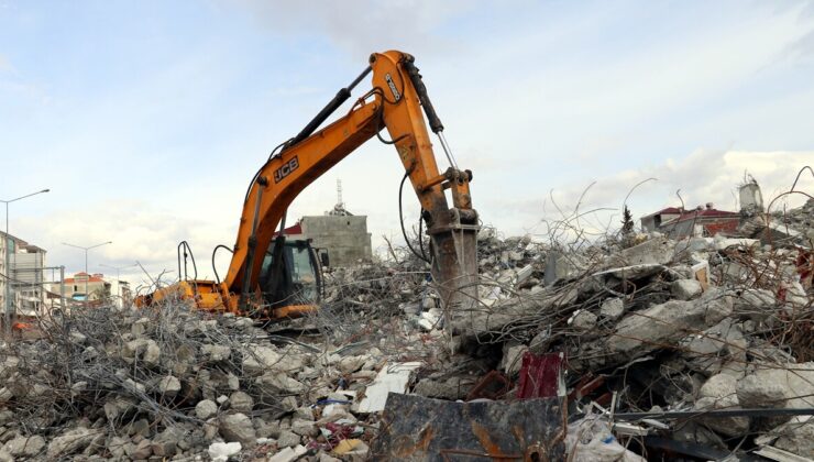 Adıyaman’da enkaz kaldırma ve yıkım çalışmaları sürüyor