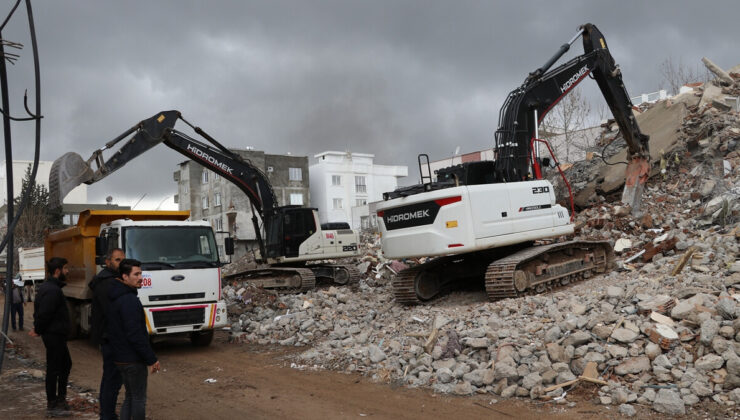 Adıyaman’da enkaz kaldırma ve yıkım çalışmaları sürüyor