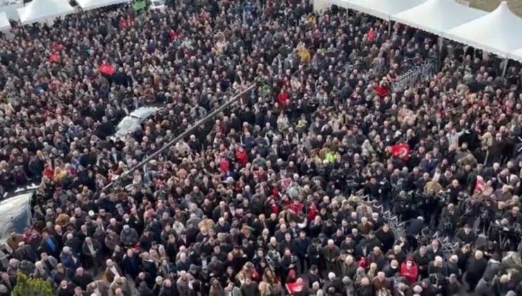 Akşener yeniden 6’lı Masa’da! Saadet Partisi Genel Merkezi önünde mahşeri kalabalık var, gözler çıkacak kararda