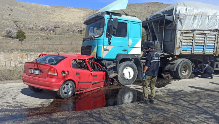 Ankara’da otomobil tırın altında kaldı: 1 ölü