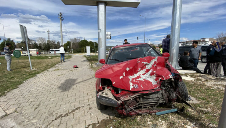 Antalya’da kaza yapan sürücü acısını unutup korkan oğlunu sakinleştirmeye çalıştı