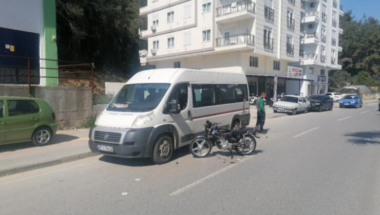 Antalya’da park halindeki servise motosiklet çarptı: 2 yaralı