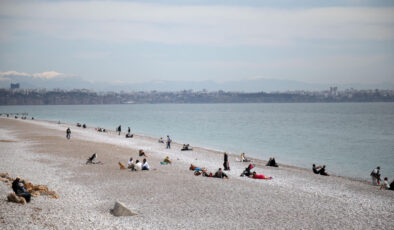 Antalya’da yaz havası! Güneşli havayı görenler soluğu sahillerde aldı