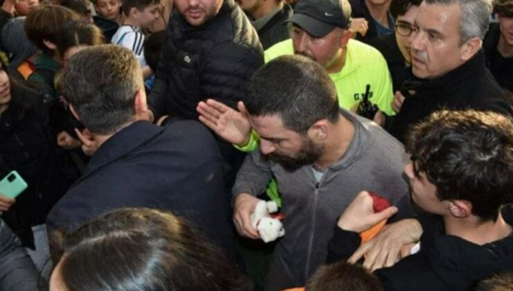 Arda Turan, depremzedeler için sahaya çıktı! Maç sonu stadyumdan korumaları eşliğinde ayrılabildi