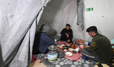 Asrın felaketinden etkilenen kentlerde depremzedeler ilk sahurunu yaptı