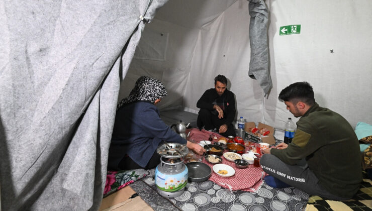 Asrın felaketinden etkilenen kentlerde depremzedeler ilk sahurunu yaptı