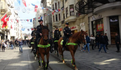 Atlı birlikler görevde! Taksim’de devriye gezerek yoğun ilgiyle karşılaştılar