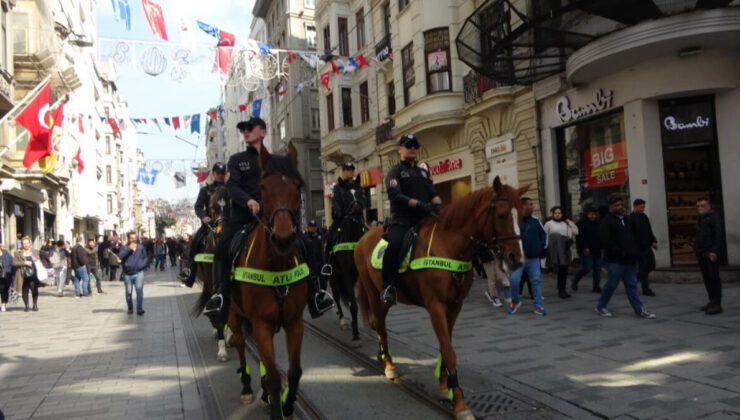 Atlı birlikler görevde! Taksim’de devriye gezerek yoğun ilgiyle karşılaştılar