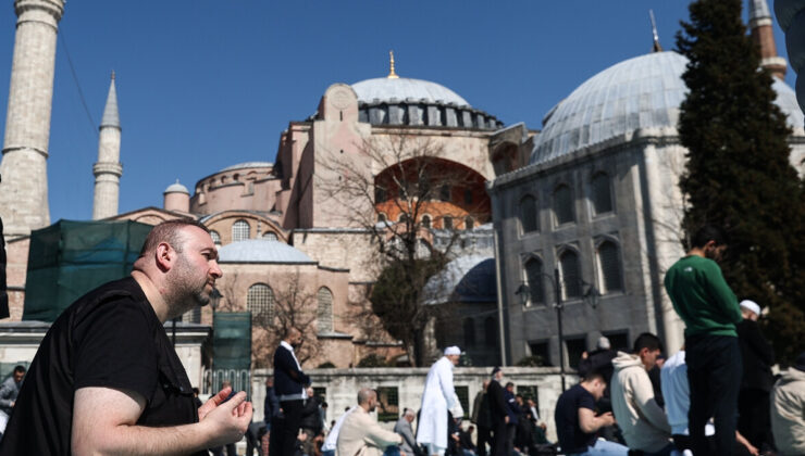 Ayasofya-i Kebir Camisi’nde Ramazan’ın ilk cuma namazı kılındı