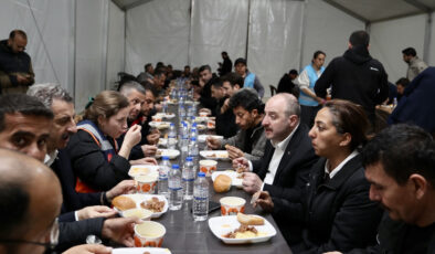 Bakanlar, Ramazan’ın ilk iftarında deprem bölgesine çıkarma yaptı