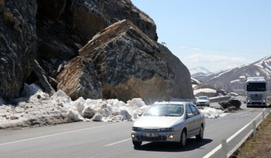 Bitlis’te dağdan kopan dev kayalar tehlike saçtı: Yol trafiğe kapatıldı