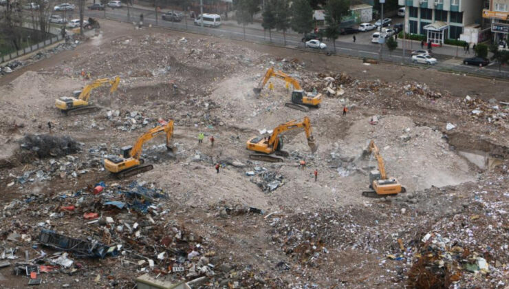 Depremin vurduğu Diyarbakır’da enkaz kaldırma çalışmaları devam ediyor