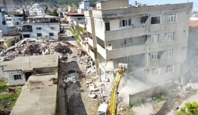 Depremin vurduğu Hatay’ın Hassa ilçesinde enkaz kaldırma çalışmaları devam ediyor