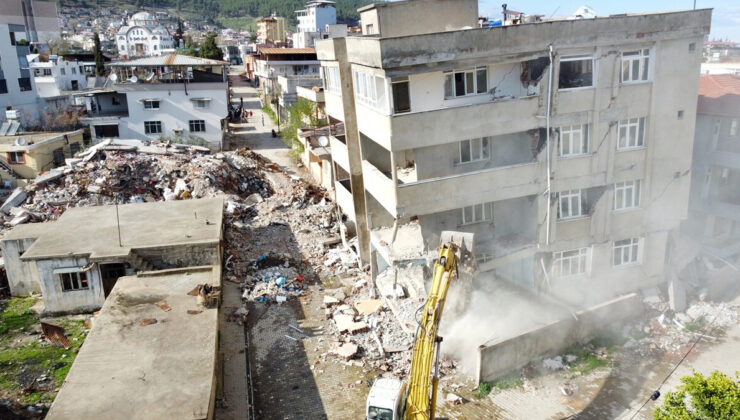 Depremin vurduğu Hatay’ın Hassa ilçesinde enkaz kaldırma çalışmaları devam ediyor