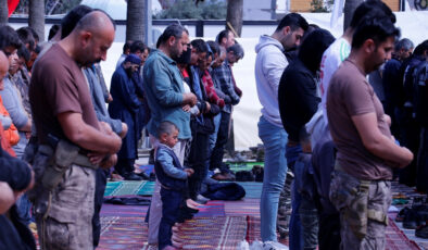 Depremin vurduğu illerde Ramazanın ilk cuma namazı kılındı: Hatay, Adıyaman, Osmaniye..