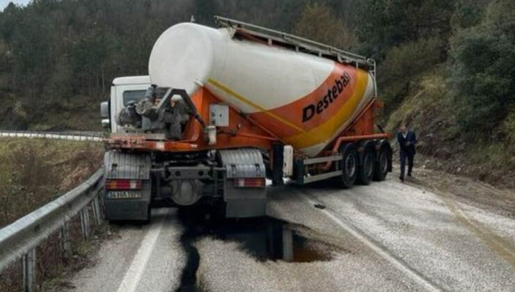 Düzce’de makaslayan tır, yolu trafiğe kapattı