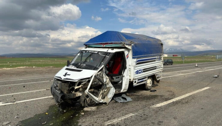 Elazığ’da otomobil ve pikap çarpıştı: 1’i ağır 5 yaralı