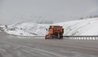 Erzincan-Tunceli kara yolunda kar nedeniyle ulaşım aksadı