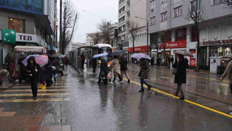 Eskişehir’de sağanak: Vatandaşlar kaçacak yer aradı