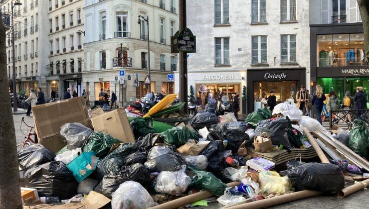 Fransa’nın başkenti Paris, çöp yığınından dolayı yaşanılamaz hale geldi