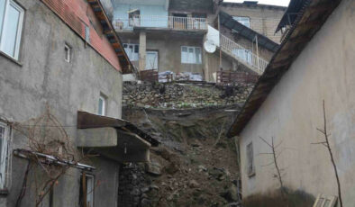 Hakkari’de heyelan nedeniyle 3 ev tahliye edildi