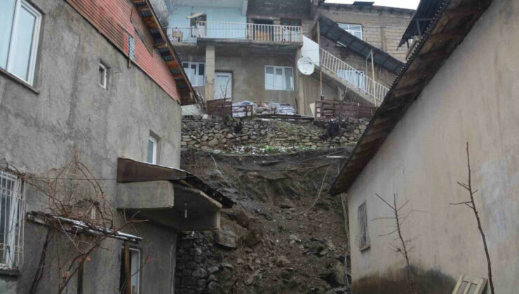 Hakkari’de heyelan nedeniyle 3 ev tahliye edildi