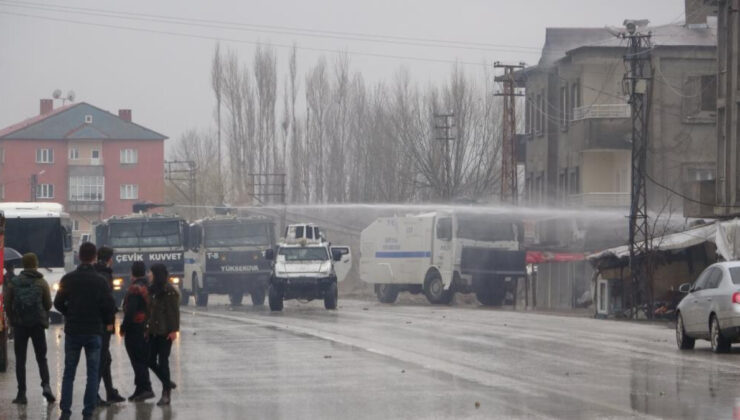 Hakkari’de nevruz kutlamalarına katılan grup polise saldırdı