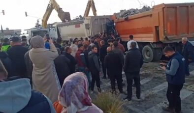 Hatay’da deprem hafriyatı taşıyan kamyon kazaya neden oldu: 6 yaralı