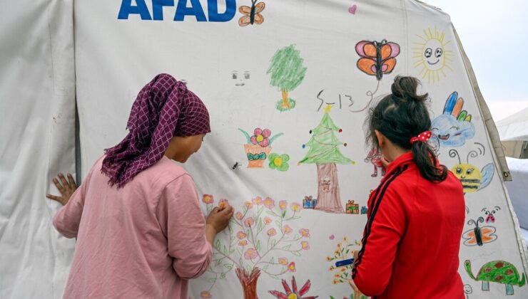 Hatay’da depremin çocukları! Çadırları renklendirdiler