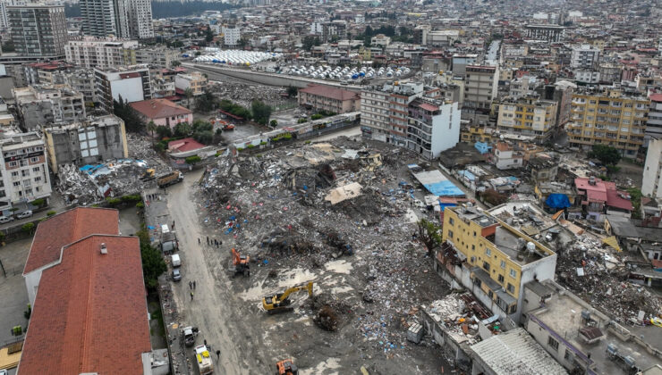 İskenderun’da depremin izleri siliniyor: Yıkım ve enkaz kaldırma çalışmaları yapılıyor